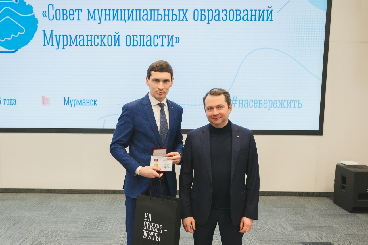 Сегодня на собрании Ассоциации "Совет муниципальных образований Мурманской области" глава региона Андрей Чибис вручил Почетные знаки Губернатора Мурманской области "За оказание помощи и поддержку при проведении СВО "СВОих не бросаем" членам Ассоциации — основное изображение новости