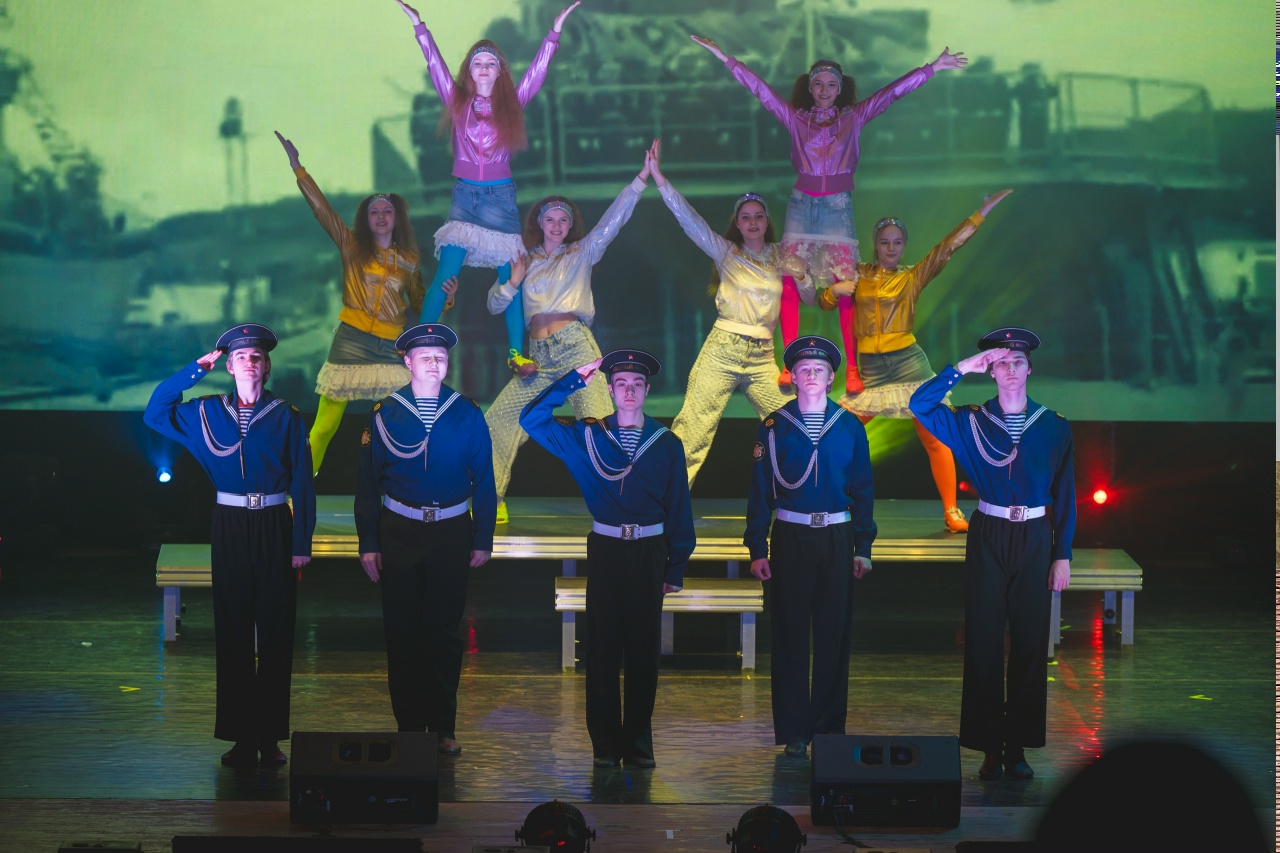 Изображение к новости 'Ассоциация "Совет муниципальных образований Мурманской области" поздравляет североморцев с 75-летием столицы Северного флота!'