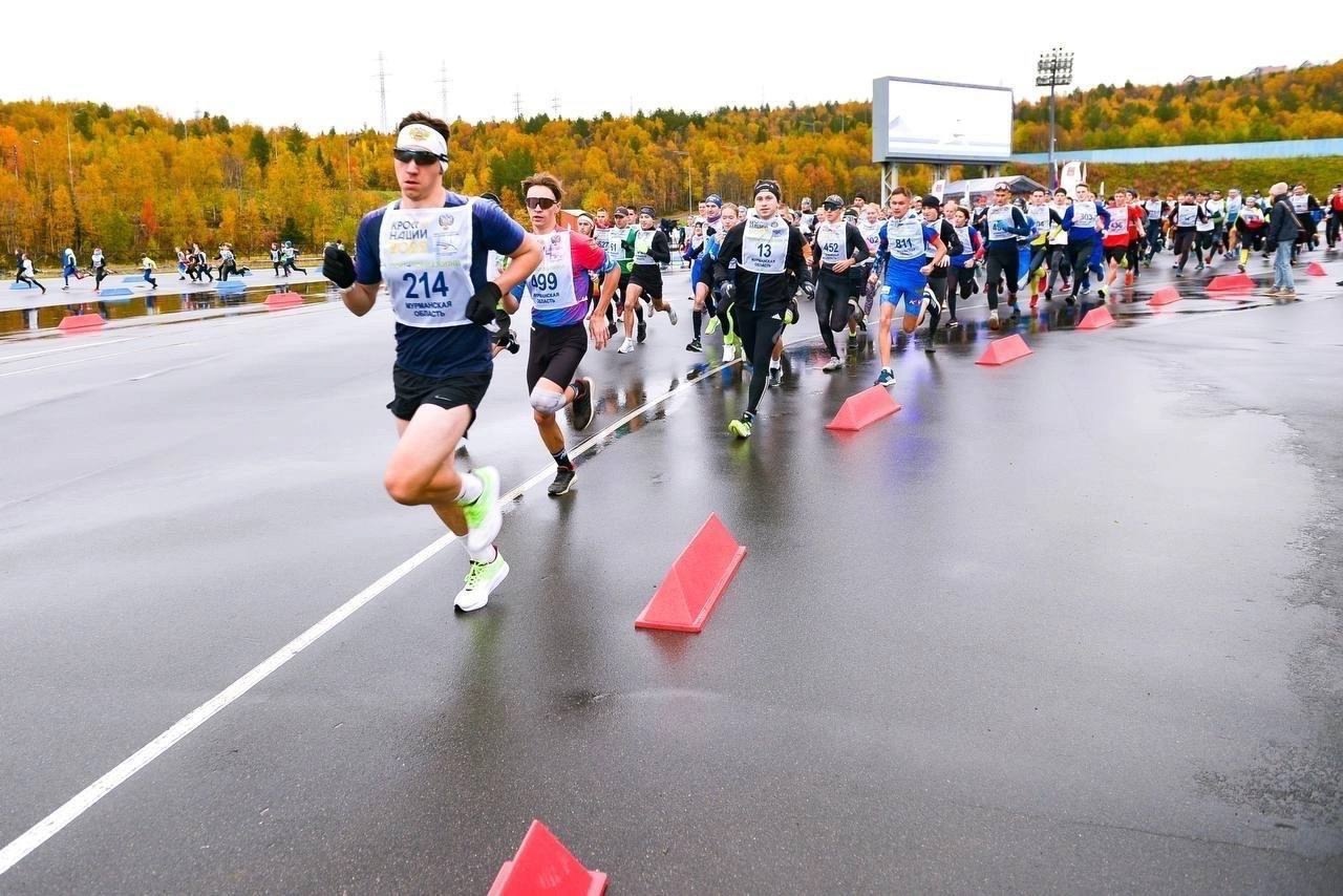 Изображение к новости '🏃🏻Жители Мурманска, Кандалакши, Мончегорска, Печенги, Полярных Зорь и других муниципалитетов региона примут участие во Всероссийском дне бега "Кросс нации".'